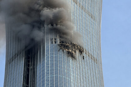 como-um-aviao-chegou-ate-a-torre-citic?-pequim-investiga-possivel-colisao-com-o-predio-mais-alto-da-cidade-apos-fumaca-e-fragmentos-serem-vistos-no-local.