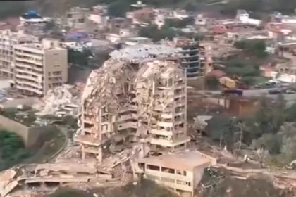 terremotos-na-venezuela-podem-deixar-mais-de-10-mil-mortos:-dois-tremores-de-magnitude-7,2-e-7,5-derrubam-mais-de-100-predios-em-la-guaira,-deixam-920-mortos-e-3.360-feridos,-enquanto-equipes-estrangeiras-correm-para-buscar-sobreviventes