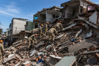 uma-manha-de-medo-no-rio:-casa-de-tres-andares-cai-na-ilha-do-governador-e-deixa-duas-criancas-mortas