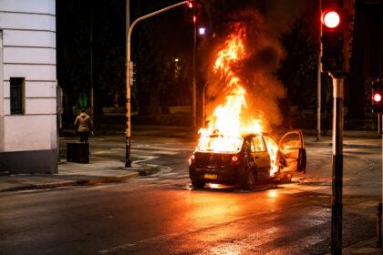 incidente-incomum:-um-taxista-parou-em-uma-esquina-por-causa-de-um-sinal-vermelho-e-seu-carro-com-gnv-pegou-fogo-na-argentina