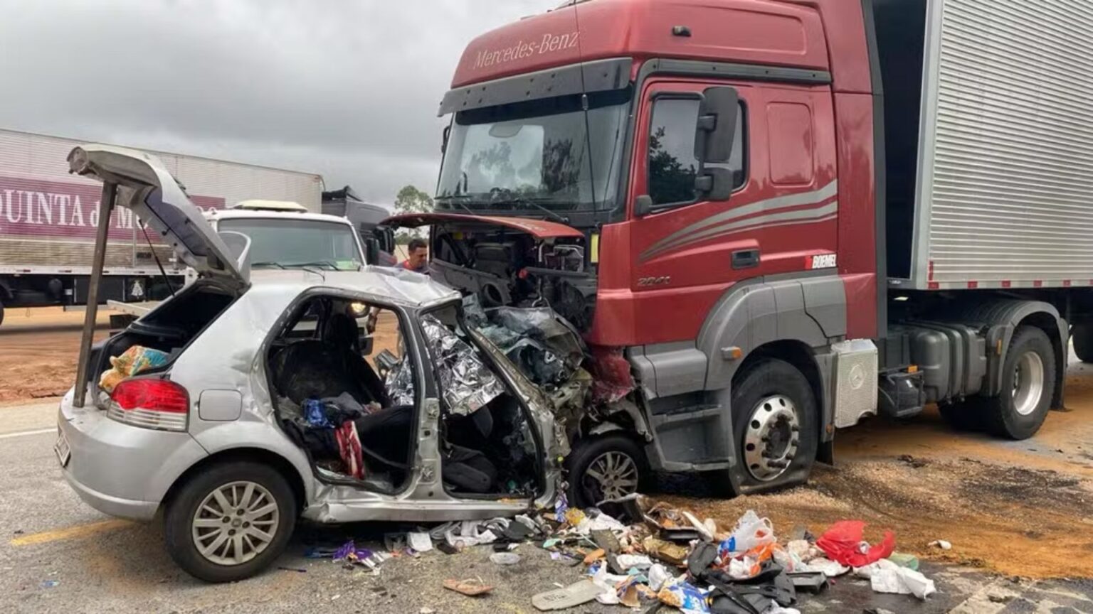 seis-pessoas-da-mesma-familia-morrem-em-tragedia-na-br-251-apos-colisao-frontal-devastadora-entre-carro-e-carreta-em-minas-gerais