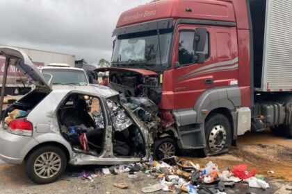 seis-pessoas-da-mesma-familia-morrem-em-tragedia-na-br-251-apos-colisao-frontal-devastadora-entre-carro-e-carreta-em-minas-gerais
