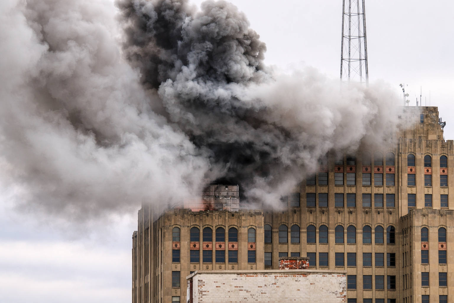 predio-historico-nos-estados-unidos-registra-incendio-eletrico,-aciona-bombeiros-e-expoe-problema-em-eletrodomestico-que-a-maioria-dos-brasileiros-tambem-tem-em-casa