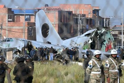 aviao-militar-com-dinheiro-cai-na-bolivia,-deixa-20-mortos-e-leva-banco-central-a-anular-notas-de-10,-20-e-50-bolivianos-apos-caos-no-aeroporto