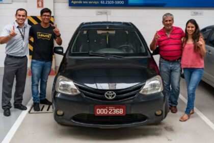 rodando-500-quilometros-por-dia-entre-buritis-e-brasilia-e-trocando-oleo-a-cada-10-mil,-taxista-chegou-a-1-milhao-de-quilometros-no-mesmo-etios-de-2013,-e-a-toyota-trocou-de-graca-o-painel-que-travou-em-999.999-e-levou-a-peca-embora-para-estudar