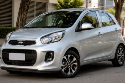 automatico-de-verdade,-compacto-e-ignorado-pelo-mercado:-com-motor-1.0-flex,-cambio-automatico-convencional,-acabamento-acima-dos-populares-e-tamanho-perfeito-para-a-cidade,-este-hatch-usado-surge-como-alternativa-curiosa-a-mobi,-kwid-e-onix;-conheca-o-ki