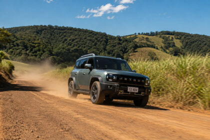 jetour-t2-4×4-chega-por-r$-349.900-com-quatro-motores,-106-km-eletricos-e-desafia-tank-300-e-haval-h9-em-uma-disputa-de-gigantes