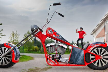 italiano-constroi-a-moto-pilotavel-mais-alta-do-mundo:-veiculo-colossal-esbanja-5,10-metros-de-altura,-10,03-metros-de-comprimento,-motor-v8-5.7-de-280-hp-e-5-toneladas,-pilota-o-monstro-por-100-metros-e-transforma-modificacao-absurda-em-recorde-mundial-r