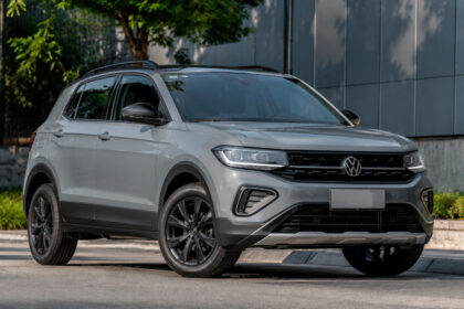 volkswagen-pega-o-mercado-de-surpresa-ao-reduzir-em-ate-r$-10-mil-o-preco-do-t-cross-logo-apos-o-suv-liderar-as-vendas-no-brasil;-veja-quais-versoes-ficaram-mais-baratas-e-por-que-a-marca-tomou-essa-decisao