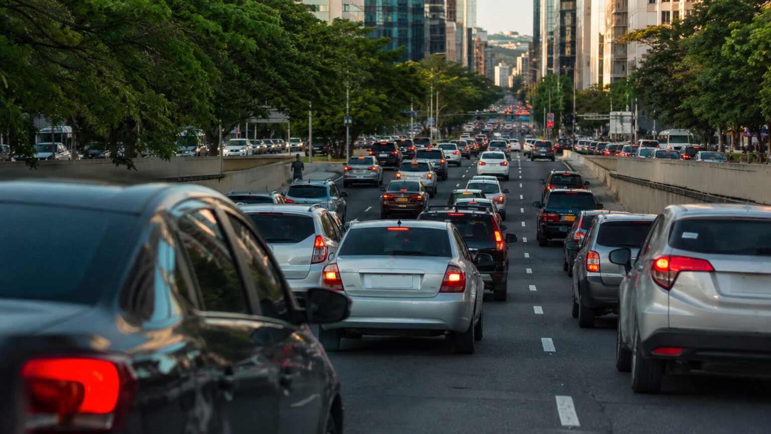 sao-paulo-mantem-milhoes-de-carros-antigos-nas-ruas,-e-precos-elevados-ajudam-a-explicar-por-que-a-frota-nao-se-renova