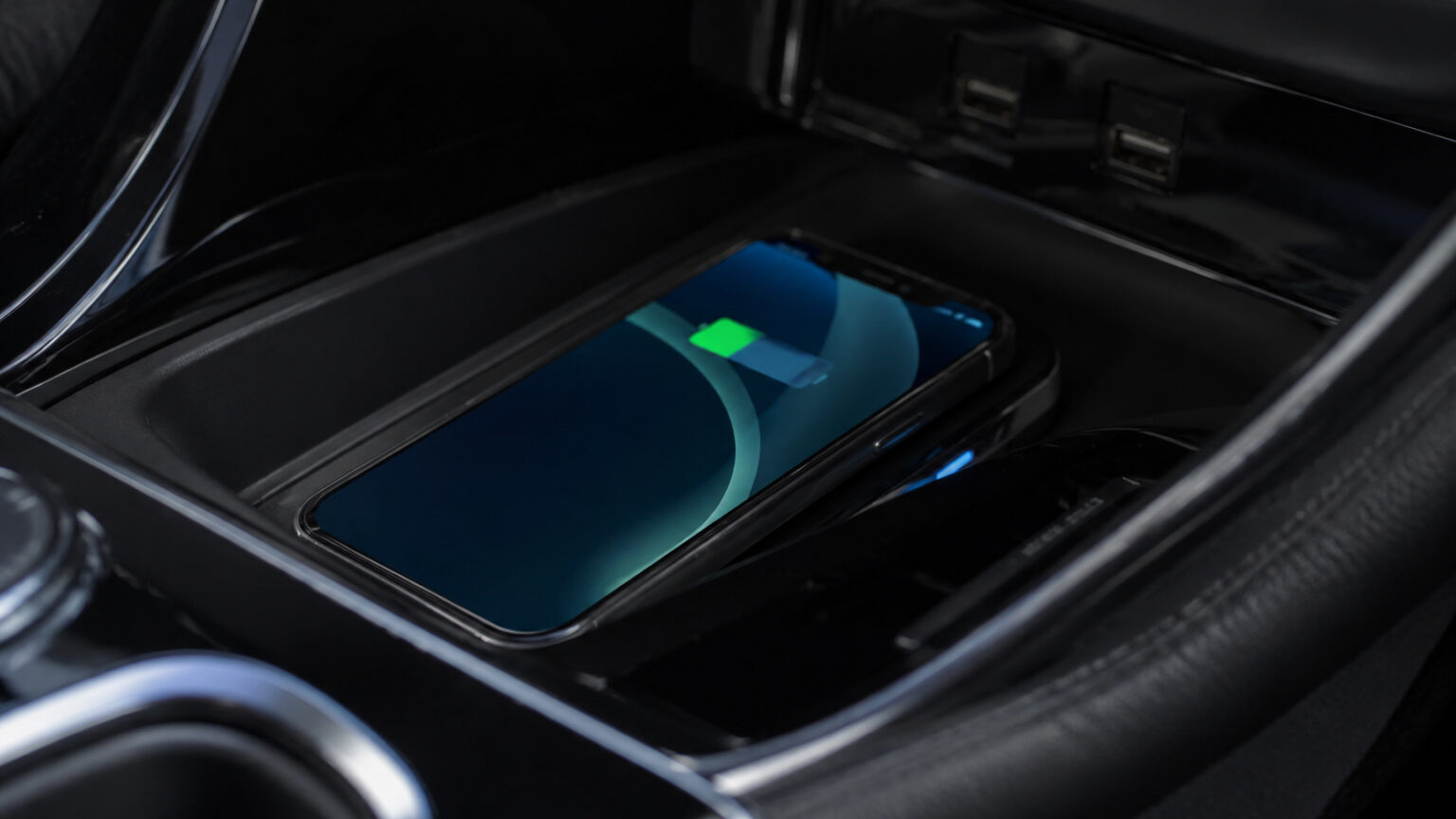 carregador-por-inducao-no-carro-pode-estar-“cozinhando”-seu-celular:-calor,-android-auto-e-apple-carplay-aceleram-o-desgaste-da-bateria