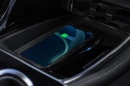carregador-por-inducao-no-carro-pode-estar-“cozinhando”-seu-celular:-calor,-android-auto-e-apple-carplay-aceleram-o-desgaste-da-bateria
