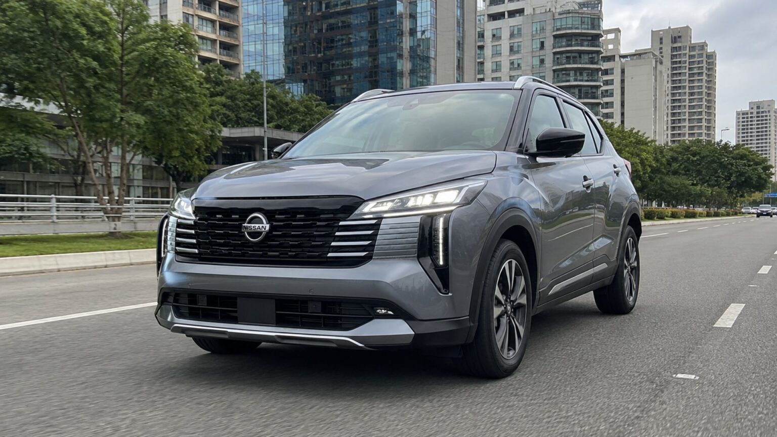 esbanjando-motor-1.0-turbo-de-125-cv,-torque-de-22,4-kgfm,-cambio-de-dupla-embreagem-com-paddle-shifts-e-pacote-propilot,-este-suv-japones-aposta-em-tecnologia-sem-abrir-mao-da-sofisticacao:-conheca-o-nissan-kicks-platinum-2026