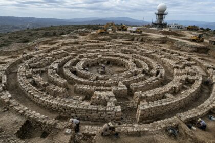 monumento-minoico-de-1.800-m²-e-cerca-de-4-mil-anos-e-revelado-durante-obras-para-instalar-o-radar-de-um-novo-aeroporto-na-grecia,-com-oito-aneis-de-pedra-formando-uma-estrutura-labirintica-no-alto-de-uma-colina-de-494-metros