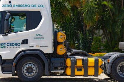 cedro-mineracao-e-gas-verde-lancam-projeto-piloto-de-descarbonizacao:-substituicao-do-diesel-por-gnv-na-logistica-de-minerio-de-ferro-em-minas-gerais