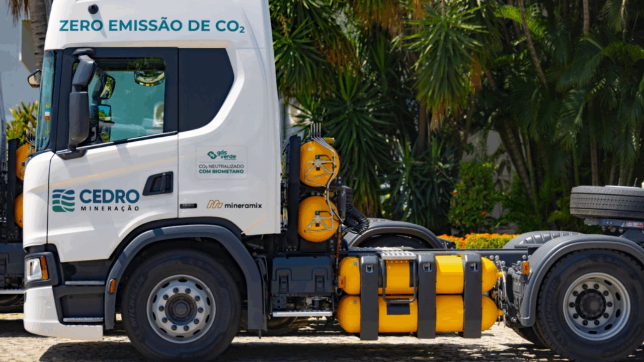 cedro-mineracao-e-gas-verde-lancam-projeto-piloto-de-descarbonizacao:-substituicao-do-diesel-por-gnv-na-logistica-de-minerio-de-ferro-em-minas-gerais