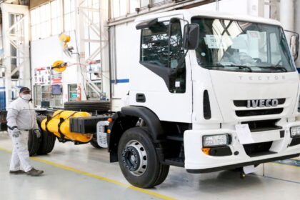 iveco-afirma-que-eletrificacao-no-segmento-rodoviario-vai-demorar-e-anuncia-a-producao-dos-seus-caminhoes-a-gas-no-brasil-para-fevereiro-2022