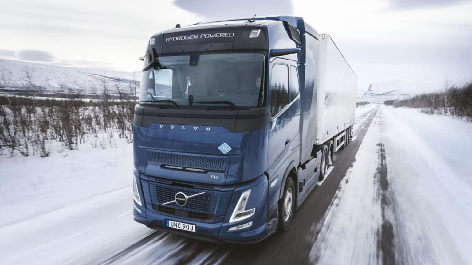 volvo-inicia-testes-de-caminhoes-com-motor-de-combustao-a-hidrogenio-na-europa-e-revela-avanco-significativo-em-mobilidade-sustentavel-com-eficiencia-elevada-e-potencial-de-reduzir-emissoes-no-transporte-pesado