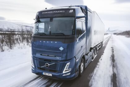 volvo-inicia-testes-de-caminhoes-com-motor-de-combustao-a-hidrogenio-na-europa-e-revela-avanco-significativo-em-mobilidade-sustentavel-com-eficiencia-elevada-e-potencial-de-reduzir-emissoes-no-transporte-pesado