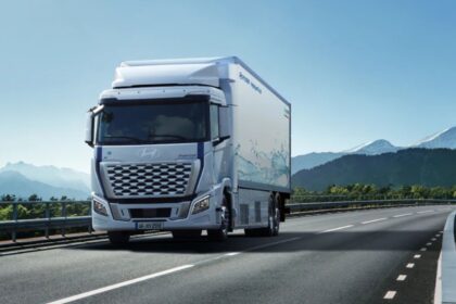 hyundai-xcient-fuel-cell-atinge-20-milhoes-de-km-na-europa-em-logistica-sustentavel:-marco-historico-da-frota-de-caminhoes-a-hidrogenio-e-avanco-da-mobilidade-limpa-global