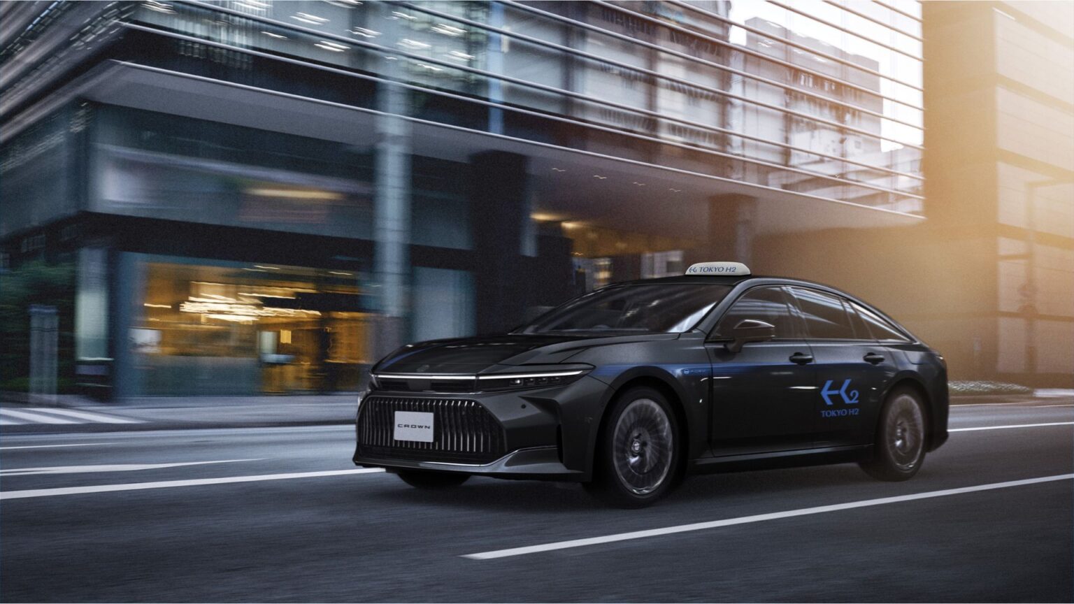 toquio-inicia-operacao-dos-primeiros-taxis-toyota-crown-fcev-a-hidrogenio-e-avanca-no-plano-de-colocar-200-veiculos-em-circulacao-ate-o-fim-de-2025