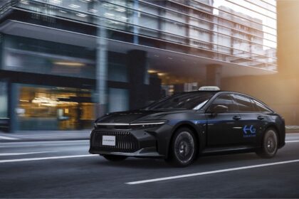 toquio-inicia-operacao-dos-primeiros-taxis-toyota-crown-fcev-a-hidrogenio-e-avanca-no-plano-de-colocar-200-veiculos-em-circulacao-ate-o-fim-de-2025