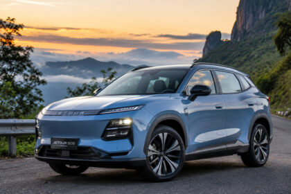 jetour-s06-chega-ao-brasil-com-preco-menor-que-byd-song-plus-e-haval-h6,-mas-teste-revela-onde-o-suv-hibrido-plug-in-ainda-deixa-a-desejar
