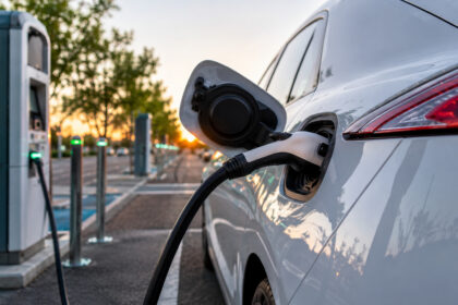 enquanto-carros-eletricos-avancam-no-mundo,-relatorio-da-agencia-internacional-de-energia-preve-23-milhoes-de-vendas-em-2026-e-brasil-bate-recorde-com-eletrificados-ja-ocupando-16%-do-mercado