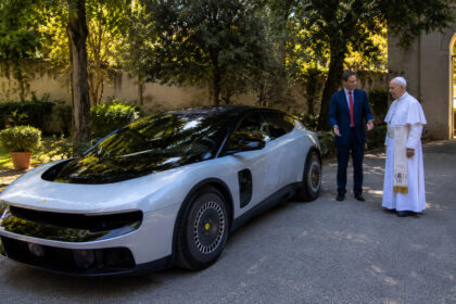papa-leao-xiv-conhece-ferrari-luce,-senta-no-banco-do-motorista,-ganha-volante-e-ve-o-eletrico-de-r$-3,2-milhoes-que-dividiu-opinioes-no-mundo-dos-supercarros