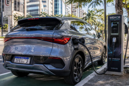 seguro-de-carro-eletrico-fica-ate-20%-mais-barato-e-revela-mudanca-surpreendente-no-perfil-de-motoristas,-riscos-e-comportamento-no-brasil