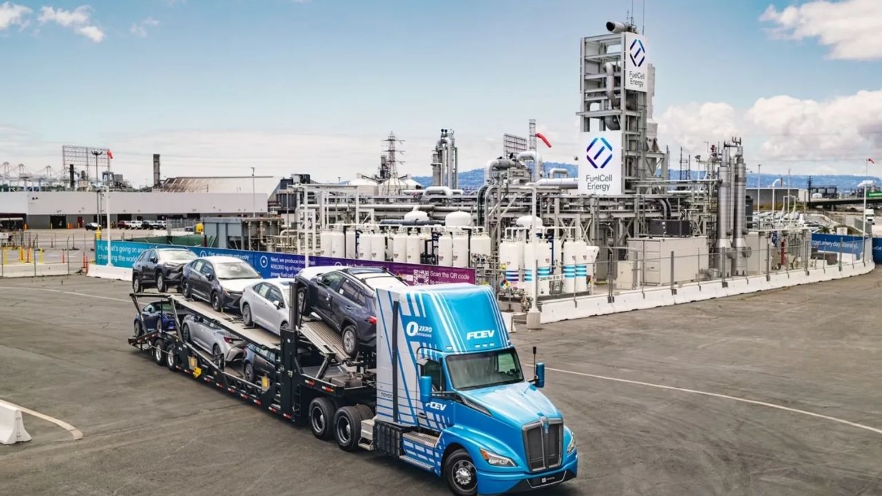 toyota-coloca-caminhoes-a-hidrogenio-em-corrida-contra-modelos-a-diesel-no-deserto-do-arizona,-mostra-aceleracao-mais-rapida-e-libera-apenas-vapor-d’agua-no-escapamento,-enquanto-investe-em-postos-e-prepara-veiculos-classe-8-para-rotas-comerciais-de-ate-8