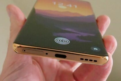 chegou-ao-fim-a-meia-hora-presa-na-tomada:-realme-surpreende-com-carregamento-de-300-w-que-promete-50%-de-bateria-em-menos-de-tres-minutos-e-a-carga-cheia-em-cinco