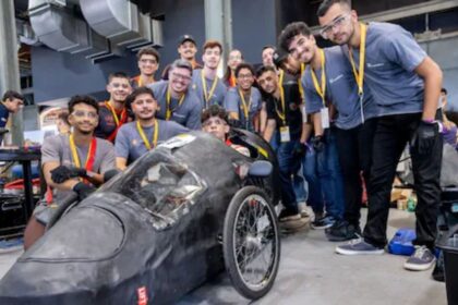 estudantes-mineiros-recolhem-tubos-de-pvc-em-obras,-metal-descartado-e-pecas-de-uma-moto-desmontada,-constroem-praticamente-do-zero-um-carro-experimental-e-colocam-o-prototipo-para-rodar-em-competicao-de-eficiencia-energetica,-mostrando-como-residuos-comu