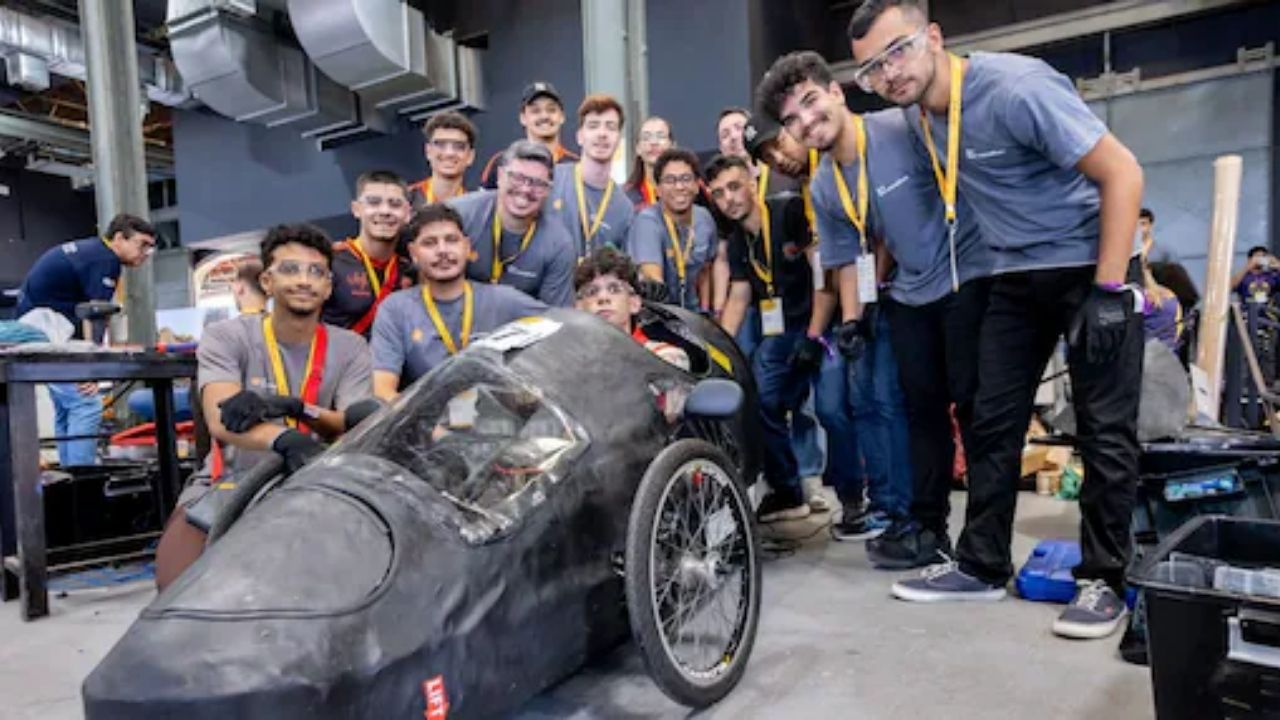 estudantes-mineiros-recolhem-tubos-de-pvc-em-obras,-metal-descartado-e-pecas-de-uma-moto-desmontada,-constroem-praticamente-do-zero-um-carro-experimental-e-colocam-o-prototipo-para-rodar-em-competicao-de-eficiencia-energetica,-mostrando-como-residuos-comu