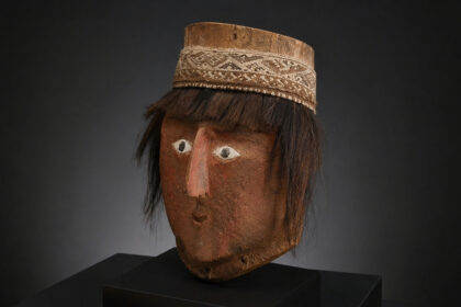 ha-mil-anos,-povo-do-peru-criou-uma-misteriosa-“cabeca-falsa”-com-cabelo-humano-verdadeiro-e-pigmento-vermelho-altamente-toxico-para-transformar-mortos-em-ancestrais-venerados