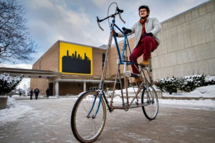 com-uma-ideia-que-nao-saia-da-cabeca-e-duas-bicicletas-usadas-dadas-pelos-amigos,-estudante-de-engenharia-que-nunca-havia-soldado-empilhou-os-quadros,-aprendeu-a-usar-a-maquina-durante-o-proprio-projeto-e,-em-menos-de-seis-semanas,-passou-a-ir-para-a-univ