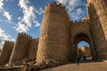 muralha-colossal-cerca-cidade-medieval-com-2,5-km,-82-torres-e-nove-portas-quase-intactas-ha-quase-mil-anos,-permitindo-caminhada-de-1,7-km-sobre-a-fortificacao-que-revela-um-dos-cenarios-mais-preservados-da-espanha
