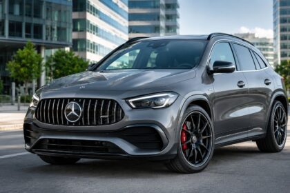 esbanjando-motor-2.0-turbo-de-306-cv,-torque-de-40,8-kgfm,-cambio-automatico-de-oito-marchas-e-tracao-integral-4matic,-este-suv-alemao-acelera-de-0-a-100-km/h-em-apenas-5,2-segundos-e-aposta-em-forca-brutal-sem-abandonar-o-luxo:-conheca-o-mercedes-amg-gla