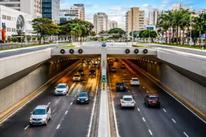 um-tunel-de-mais-de-1-quilometro-atravessa-o-centro-de-uma-cidade-brasileira-e-muda-a-rota-de-137-mil-veiculos-por-dia,-separando-o-trafego-local-de-quem-segue-rumo-a-capital