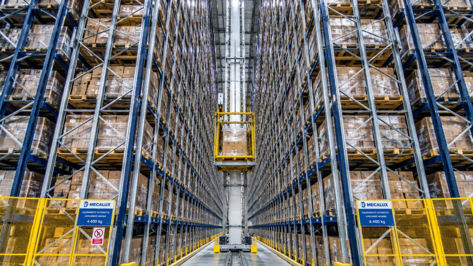 com-30-metros-de-altura-e-corredores-onde-maquinas-buscam-as-cargas-sozinhas,-empresa-brasileira-investiu-r$-30-milhoes-em-um-armazem-autoportante-colossal-que-guarda-20.944-paletes-no-espaco-onde-uma-estrutura-convencional-comportaria-apenas-6-mil