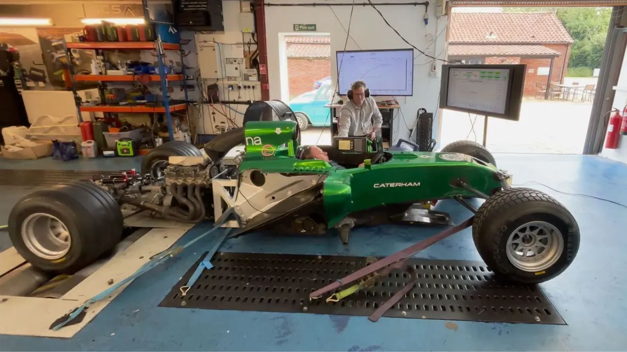 eletricista-passa-10-anos-reconstruindo-destroco-de-formula-1-e-transforma-antigo-chassi-da-caterham-em-carro-funcional-usando-motor-honda-de-11.000-rpm-e-pecas-artesanais-feitas-em-impressora-3d