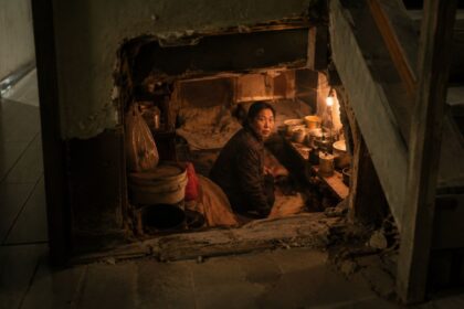 sete-anos-depois-de-comprar-a-casa-e-nunca-desconfiar-da-parede-atras-da-escada,-um-morador-da-china-achou-uma-entrada-secreta-e-descobriu-que-a-antiga-proprietaria-continuava-morando-escondida-dentro-do-imovel