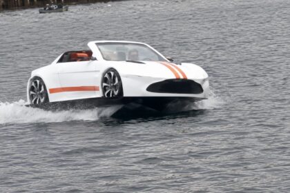 lancha-com-aparencia-de-carro-esportivo-surge-navegando-pela-baia-de-vitoria,-confunde-quem-observa-da-orla-e-alcanca-150-mil-visualizacoes-em-dois-dias,-enquanto-motor-de-50-hp,-tanque-de-65-litros-e-capacidade-para-quatro-pessoas-transformam-a-embarcaca