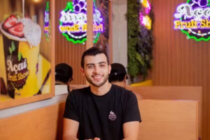 aos-21-anos,-empreendedor-investiu-cerca-de-r$-100-mil-para-fabricar-acai-e-hoje-comanda-uma-rede-com-36-lojas:-hudson-vieira-criou-a-acai-fruit-show-em-feira-de-santana,-mira-faturamento-de-r$-75-milhoes-em-2026-e-planeja-abrir-mais-20-unidades