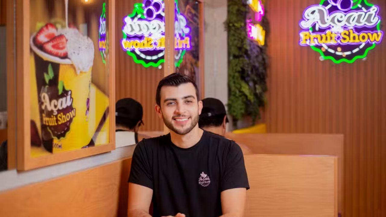 aos-21-anos,-empreendedor-investiu-cerca-de-r$-100-mil-para-fabricar-acai-e-hoje-comanda-uma-rede-com-36-lojas:-hudson-vieira-criou-a-acai-fruit-show-em-feira-de-santana,-mira-faturamento-de-r$-75-milhoes-em-2026-e-planeja-abrir-mais-20-unidades