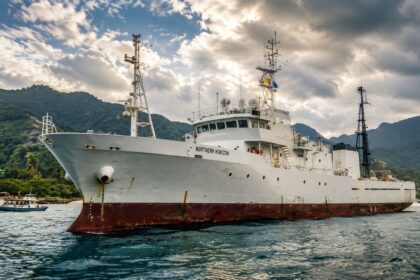navio-que-saiu-da-antartica-cruza-o-oceano-e-chega-ao-brasil-trazendo-uma-historia-pouco-conhecida-sobre-624.918-toneladas-capturadas,-gigantes-migratorios-e-um-pequeno-crustaceo-que-virou-alvo-de-disputa-internacional