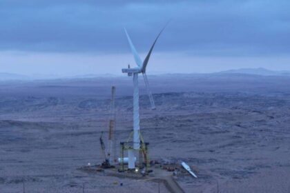 turbinas-de-7,8-megawatts,-com-rotor-de-182-metros-e-torre-de-155-metros,-comecam-a-subir-no-deserto-do-pilbara-e-a-chegada-dessas-maquinas-de-fabricante-chines-mexe-com-um-mercado-eolico-que-estava-praticamente-parado