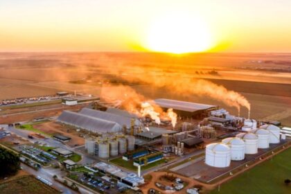 o-etanol-de-milho-atrai-r$-23-bilhoes-em-21-novas-usinas-e-prepara-um-salto-de-quase-50%-na-producao-brasileira-ate-2027,-mesmo-com-os-juros-nas-alturas