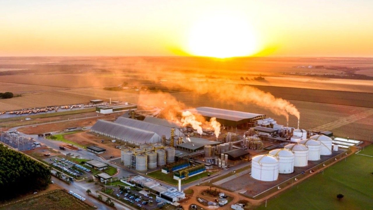 o-etanol-de-milho-atrai-r$-23-bilhoes-em-21-novas-usinas-e-prepara-um-salto-de-quase-50%-na-producao-brasileira-ate-2027,-mesmo-com-os-juros-nas-alturas