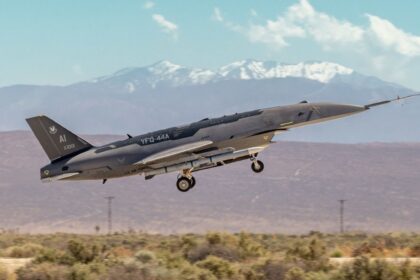drone-de-combate-yfq-44a-da-anduril-dispara-missil-aim-120-pela-primeira-vez-nos-eua,-atinge-alvo-digital-no-deserto-de-mojave-sob-autorizacao-humana-e-leva-programa-cca-mais-perto-de-operar-ao-lado-de-cacas-tripulados-em-missoes-aereas-de-alta-intensidad